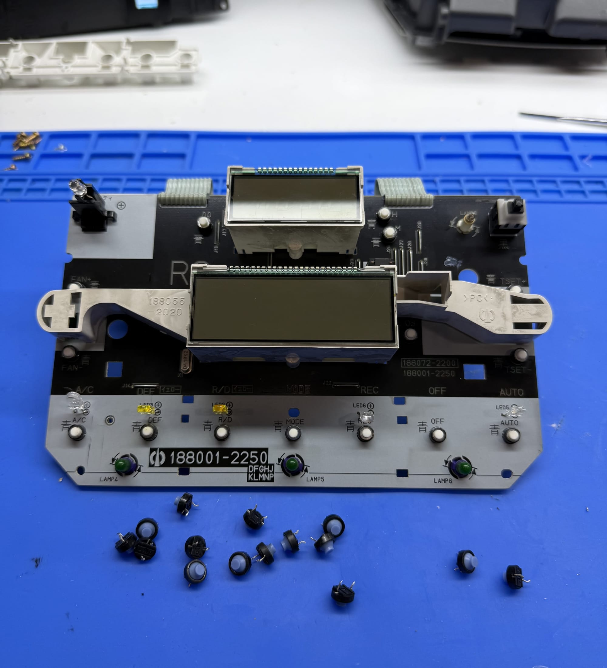 Naprawa przycisków paneli klimatyzacji Toyota Corolla E12