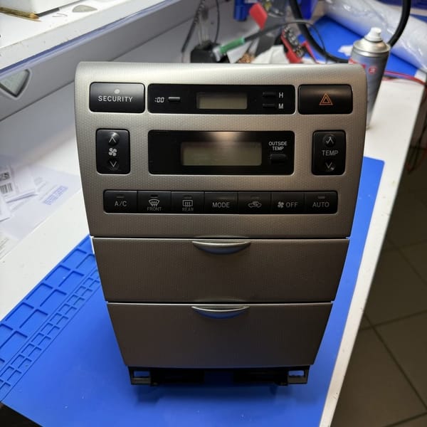 Naprawa przycisków paneli klimatyzacji Toyota Corolla E12